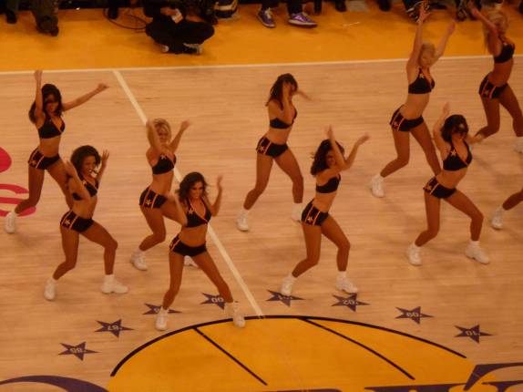 Nos intervalos do jogo, o show das cheerleaders no ginásio em Los Angeles, na Califórnia, nos Estados Unidos